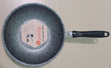 Chảo xào cán sâu đáy từ Ramos màu đen, đặt trên bếp từ hiện đại, nhìn cận cảnh